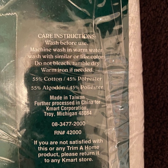 Damask Tablecloth.  60 X 120 in. - Picture 5 of 7